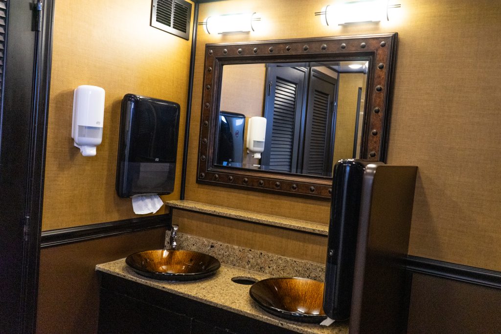 cost to rent bathroom trailer