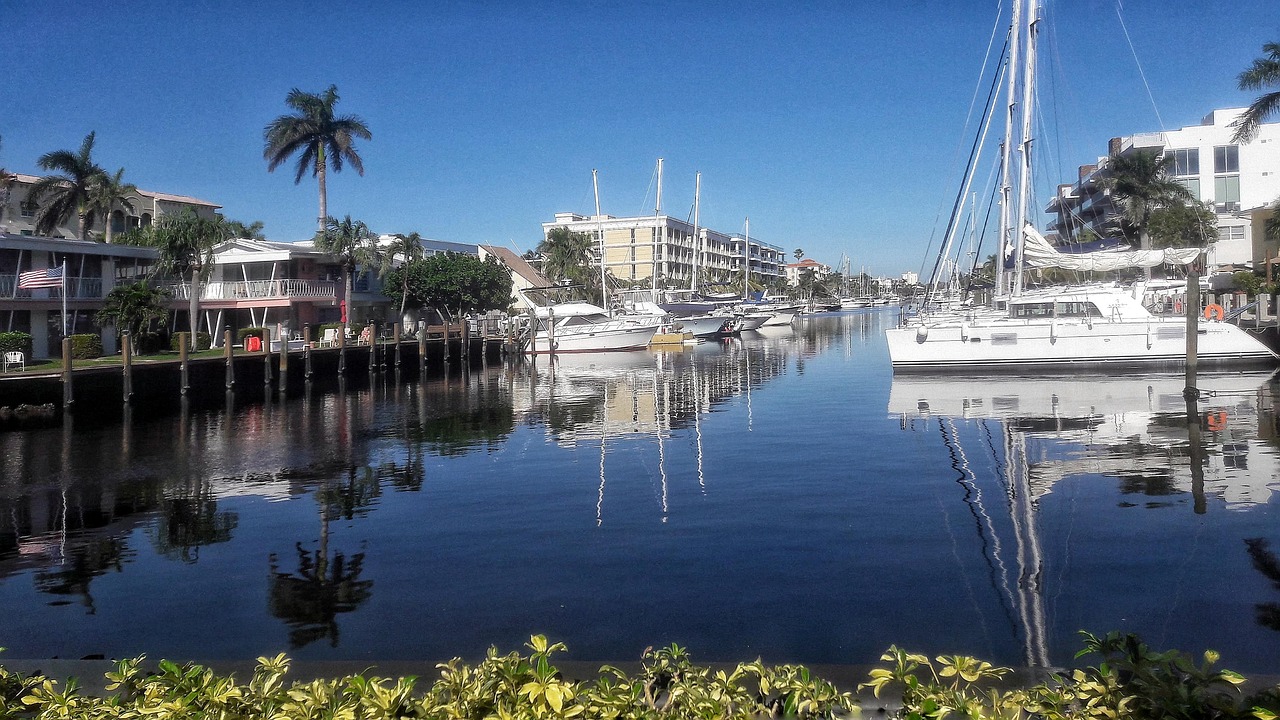 FORT LAUDERDALE CANAL AND BOATS